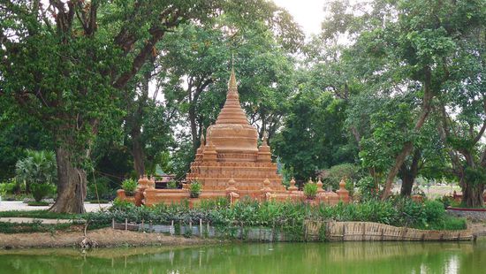 An dem See in Toungoo stehen auch wieder einige Stupas