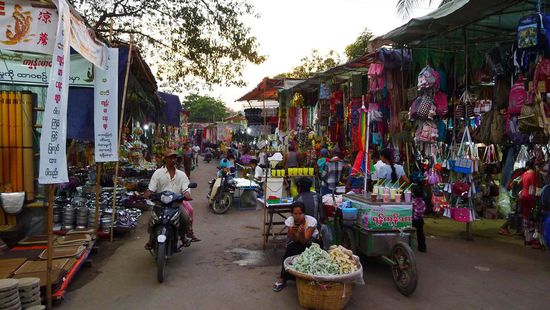 Der schöne grosse Nacht-Markt in Toungoo