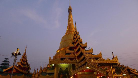 und noch ein Blick auf die beleuchtete Pagode am Abend