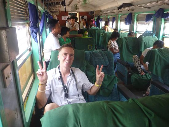 Und wieder eine mehr oder weniger lustige Bahnfahrt, wir werden gen Mandalay gesprungen ( ernsthaft: es macht Spass Zug zu fahren)