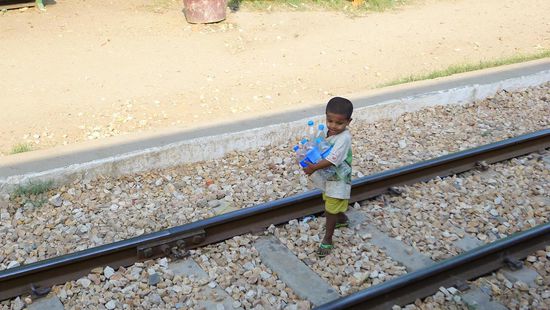 Kinder sammeln weggeworfene Flaschen ein. Diese werden wieder mit Wasser gefüllt und in Zügen verkauft. Man hatte uns gewarnt: kauft kein Wasser im Zug, das ist nicht gut!