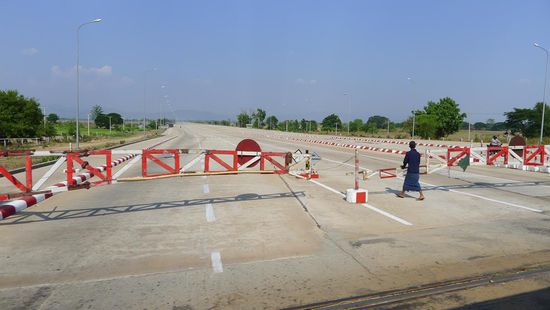 Naypyidaw, die auf dem Reissbrett entstandene Hauptstadt von Myanmar. Grosse Strassen führen dorthin, aber scheinbar will keiner dahin, denn die riesigen Strassen sind leer
