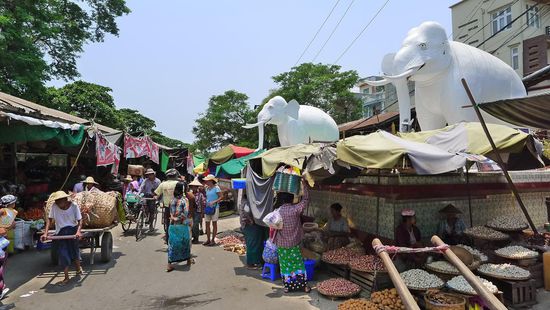 Schöner grosser Markt in Mandalay, leider  nichts zu essen
