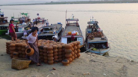 Am Hauptarm des Ayeyarwaddy River werden Waren wie z.B. Tonkrüge per Muskelkraft von den Booten entladen