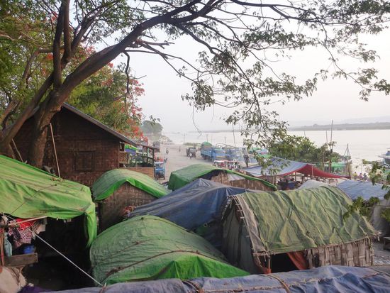 Entlang des Flusses sieht man einfachste Behausungen