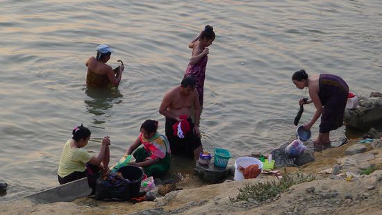 Der Fluss ist Badezimmer, Wäscherei und Spülküche in einem