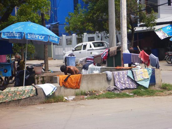 Überall an den Strassen sind Brunnen, wo sich die Menschen waschen oder Wäsche waschen, für uns unvorstellbar, wir befinden uns in einer Grossstadt!!!