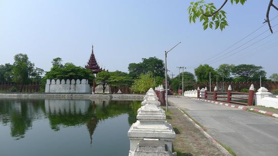 Rund um das Palastgelände ist alles sehr gepflegt und sauber. Die Gebäude sind Nachbauten, da die ursprünglichen Holzgebäude abgebrannt sind