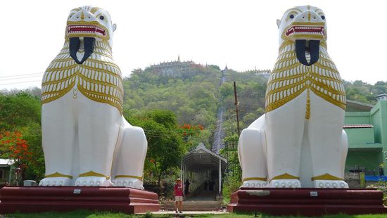 Treppenaufgang zum Mandalay Hill, bewacht von 2 riesigen Löwen