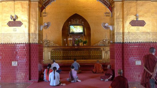 Dieser Buddha wird sogar als Bildschirm-Übertragung angebetet