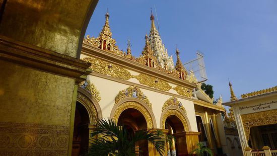 Die Pagode wieder ein goldener Traum gegen den strahlend blauen Himmel