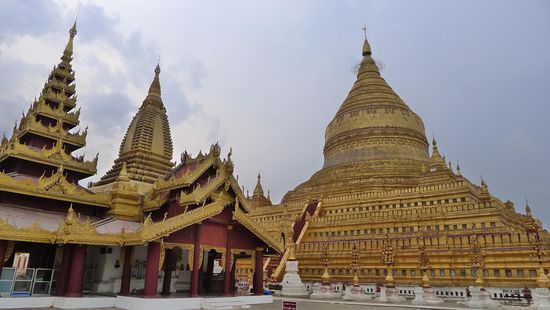 Nicht zu übersehen, der riesige Shwezigon Tempel in Nyaung U