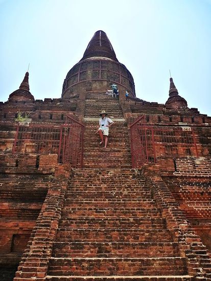 Auf einige der grossen Pagoden kann man hinaufkraxeln (Gawdapalin Pagode)