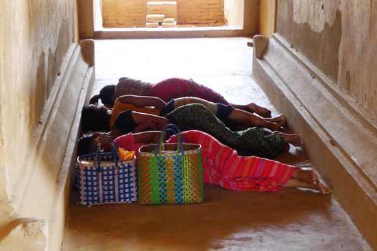 Mangels lukrativer Geschäfte nutzen die Souvenirverkäufer die Kühle in den Tempeln für sinnvolle Beschäftigung