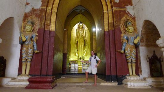Innen natürlich unzählige Buddha Skulpturen