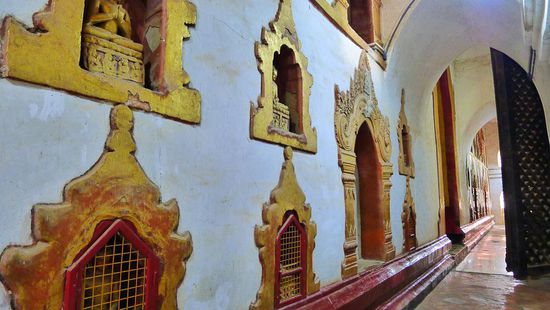 In den Wänden Nischen bis unter die Decke, kaum noch zu erkennen in der Höhe, in jeder eine andere Buddhafigur