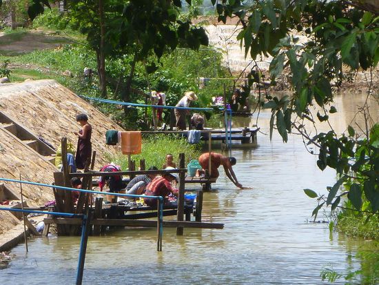 Gross-Waschtag im Fluss