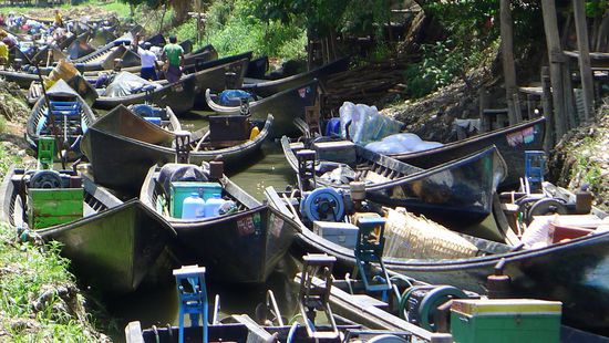 Viele Kanäle durchziehen Myaungshwe, Boote von Händlern liegen dort dicht an dicht