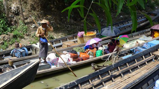 Bootsmänner verschieben unbenutzte Boote in alle möglichen Richtungen um sich einen Weg zu bahnen