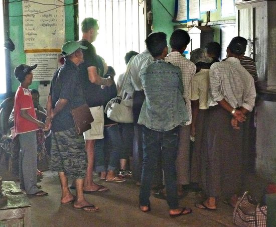 Warten um eine Fahrkarte kaufen zu können - und bitte keinen Diskretionsabstand einhalten!  Die Lücke wird sofort geschlossen!