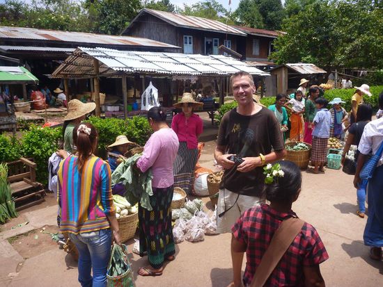 ....und immer wieder lebhafte Märkte an den Bahnhöfen