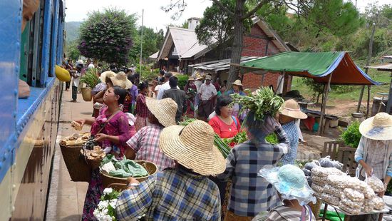 Die Reisenden im Zug kaufen wie verrückt die Produkte der lokalen Bauern