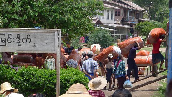 Bei jedem Halt werden auch die Güterwaggons be-und entladen