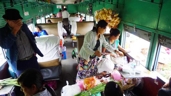 Unsere Mitreisenden verstauen so gut es geht ihre Obst und Gemüse Einkäufe