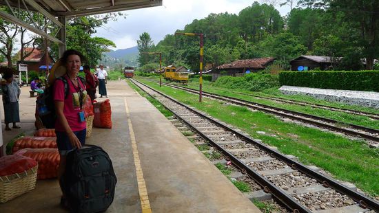 Weiter gehts, warten auf den Zug im Bahnhof von Kalaw
