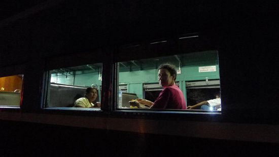 Nächtlicher Stopp in Thazi. Unsere Sitznachbarin schenkte uns ein paar Mangos die natürlich gleich gegessen werden mussten