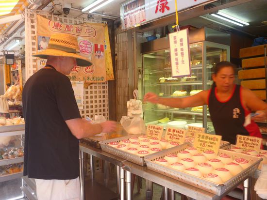 und die berühmten °Buns° von Cheng Chau wollen auch probiert werden. Einmal im Jahr gibt es hier ein grosses Bun-Festival. Dieses Jahr haben wir es verpasst, aber das will ja nichts heissen.