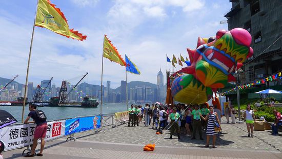 Grosse Luftballon-Drachenboote bespassen das Publikum