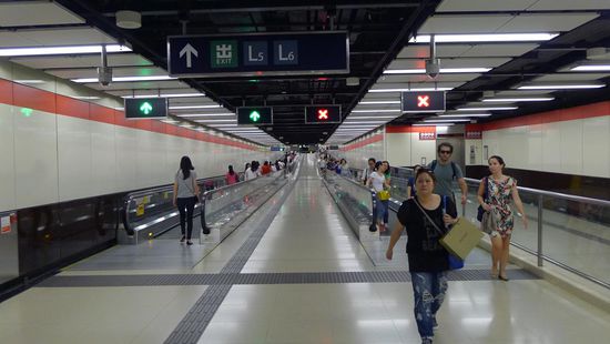 Als Kontrast dazu, die riesigen modernen U-Bahnhöfe und deren Kilometer langen unterirdischen Verbindungsgänge (wohl eher Autobahnen)