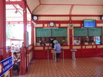 Fahrkartenkauf im schönen Bahnhof von Hua Hin