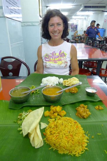 Das Essen auf Bananenblättern serviert schmeckt so gut wie es aussieht