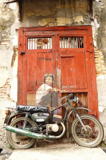 Berühmte Strassenkunst in Georgetown, reale Gegenstände werden in Wandbilder integriert