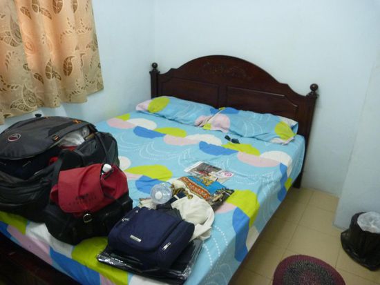 Unser Wohnbett, ein kleiner Schritt und rechts ist die Tür zum Bad