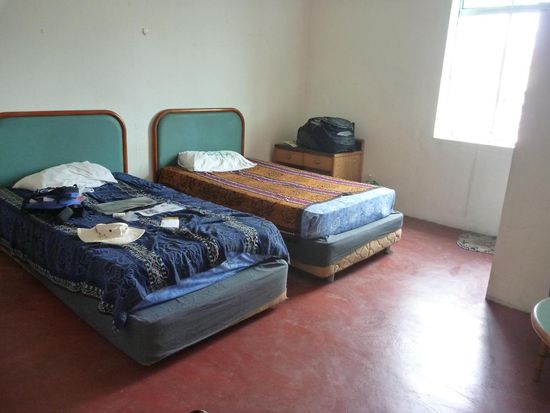 2 grosse Betten, ein grosser Raum - mehr braucht man nicht (naja, ein bis zwei Dinge würden uns da schon noch einfallen),das Noble Hotel