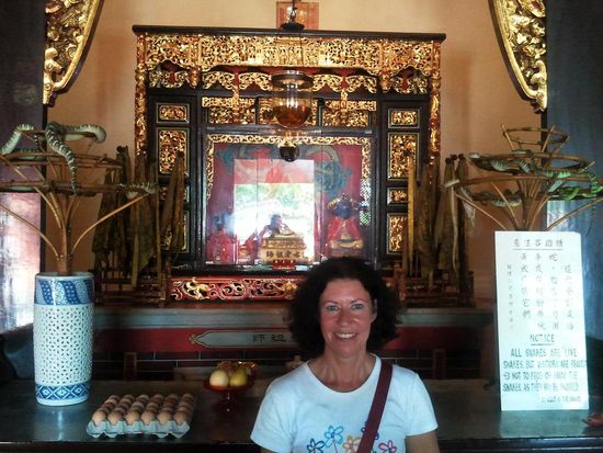 Im Schlangentempel, rechts und links auf den Gestellen ein paar Schlangen