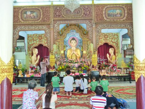 Gebete im burmesischen Tempel