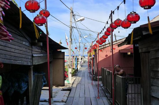 Clan Jetty, hier leben  Familien- Clans auf Stelzenhäusern im Meer