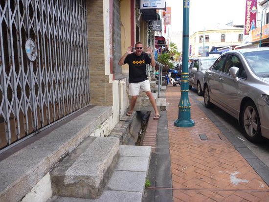 Die Abwasserkanäle die die Gehwege begleiten können im Dunkeln eine  böse Falle sein