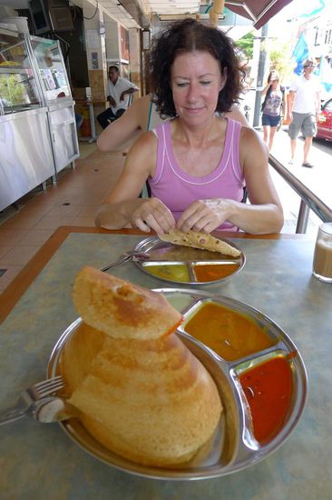 Tosai Ghee, zu einem Turm geformter knuspriger dünner Teig mit scharfen Sossen