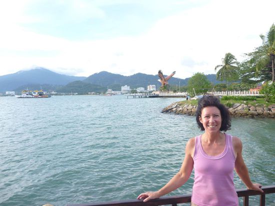 Im Hintergrund der Eagle Sqare in der Hauptstadt Kuah ...