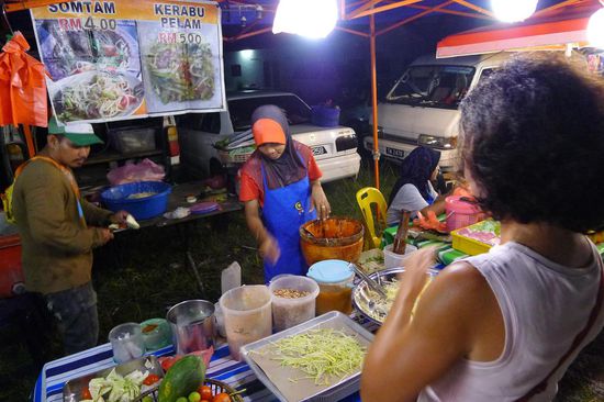 Toller Futtermarkt,hier bereitete man uns einen frischen leckeren scharfen Papaya-Salat.
Ich hatte mich nicht eingeölt. Uns überzieht seit Wochen ein Glanzfilm aus Luftfeuchtigkeit und Hautfeuchtigkeit.
