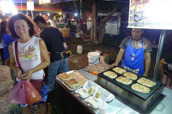 Das Abendessen ist gesichert.Als Nachtisch gab es (im Bild vorne rechts) Super Softfluffige "Art Eierkuchen ?" (ohne Eier !vielleicht auf Reisbasis?) mit einer leckeren Kokosmilchsauce (hier diesmal in grün)