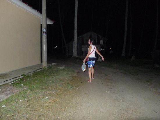 Eine Taschenlampe ist hier sinnvoll.Dieses Bild ist nur entstanden weil der Blitz der Kamera als Wegbeleuchtung eingesetzt wurde.Es war Stockfinster.