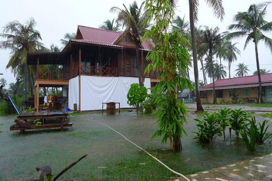 Auch am nächsten Morgen erreichten wir den noch regengeschützten Frühstücksbereich erst nach Überquerung des Wiesensees