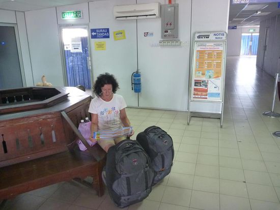 Der provisorische Bahnhof in Butterworth. Zur Zeit in einem Container, denn auch hier wird ein neuer grosser Bahnhof gebaut.