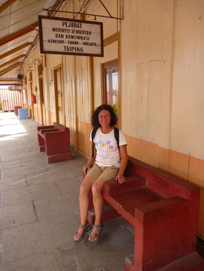 Ankunft in Taiping , noch der alte Bahnhof. Der neue ist aber schon fast fertig und die Sitzbänke haben dort vielleicht normale Sitzhöhe